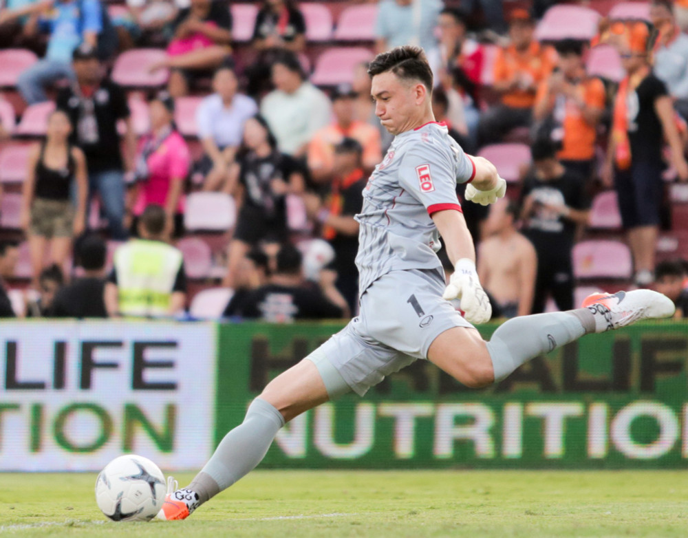 Thủ thành Đặng Văn Lâm đang thi đấu cho CLB Muangthong United. Thai League tạm hoãn hạn do Covid-19 -0