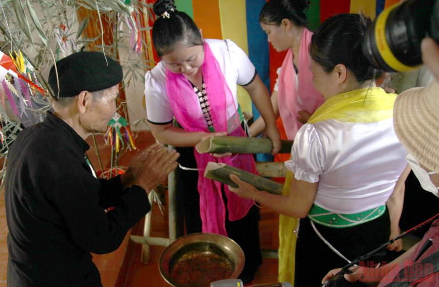 Nghi thức rửa tay trước khi xin Then (trời) để mọi người ra suối gội đầu. Về Lai Châu vui hội té nước, gội đầu -0
