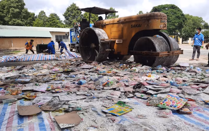 Lực lượng chức năng Vĩnh Long tiến hành tiêu hủy hàng hóa vi phạm, sáng 28-8. 
