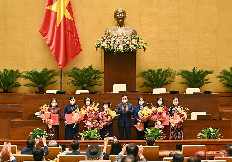 Chủ tịch Quốc hội Vương Đình Huệ trao Nghị quyết và tặng hoa Nhóm nữ đại biểu Quốc hội. (Ảnh: DUY LINH) Vai trò là cầu nối tích cực giữa Quốc hội Việt Nam và nghị viện các nước -0