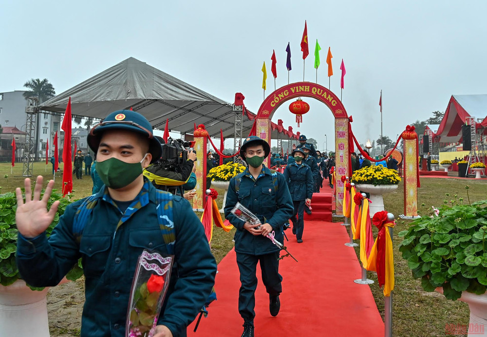 Các tân binh bước qua “Cổng vinh quang” lên đường nhập ngũ. (Ảnh: Duy Linh) 30 quận huyện, thị xã Hà Nội tổ chức lễ giao nhận quân năm 2022 -0