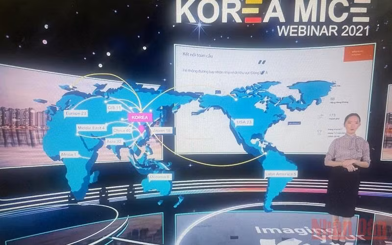 Đại diện KTO Việt Nam giới thiệu về những tiềm năng du lịch khen thưởng Hàn Quốc.