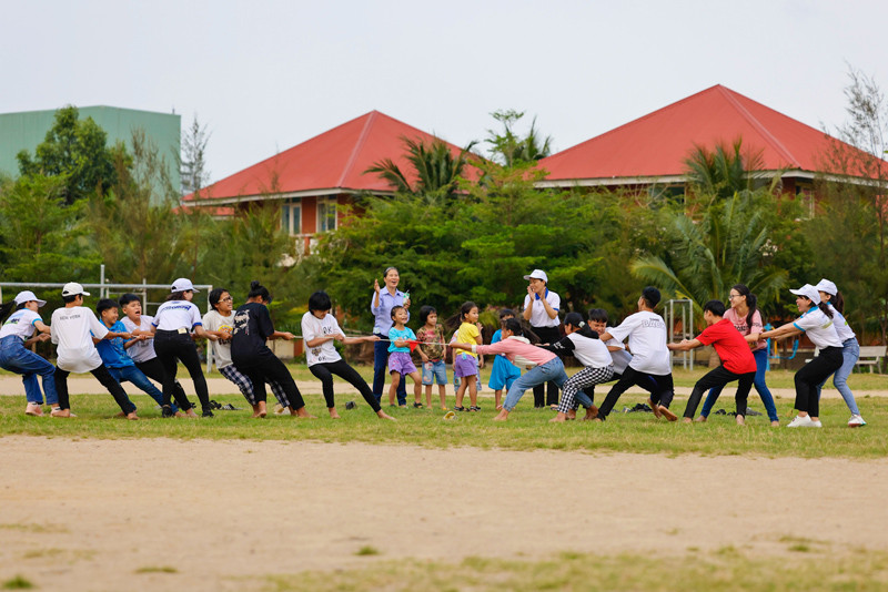 Đoàn công tác Quỹ sữa và Vinamilk tham gia các hoạt động vui chơi cùng các em nhỏ. Vinamilk khởi động hành trình năm thứ 15 của Quỹ sữa Vươn cao Việt Nam với 1,9 triệu ly sữa trao tặng trẻ em khó khăn -0