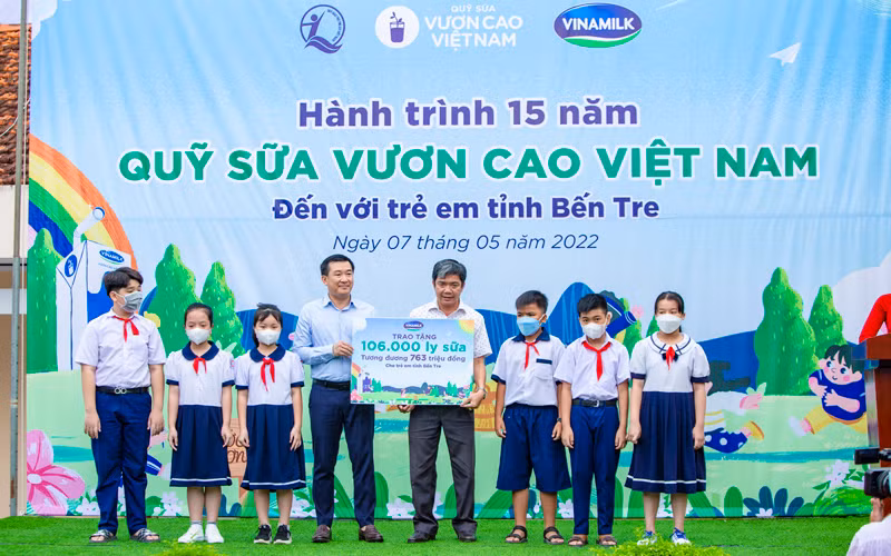 Đại diện Vinamilk và Quỹ sữa trao tặng 106.000 ly sữa cho các em nhỏ có hoàn cảnh khó khăn tại tỉnh Bến Tre.