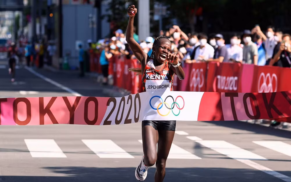 Peres Jepchirchir ăn mừng sau khi giành tấm huy chương vàng marathon nữ. (Ảnh: Reuters)