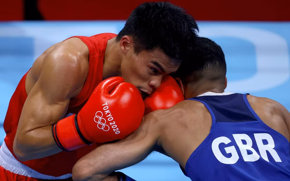 Carlo Paalam (găng đỏ) vẫn chưa thể đem về tấm huy chương vàng thứ 2 cho Philippines ở Olympic Tokyo 2020. (Ảnh: Reuters)