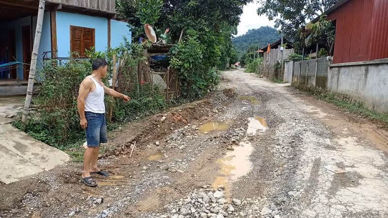 Xe quá tải “băm nát” đường giao thông -0
