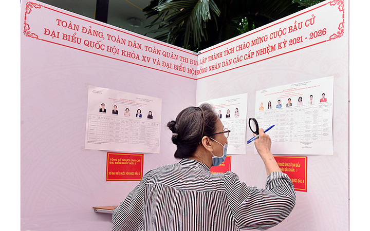 Cử tri tại khu vực bỏ phiếu số 4, phường Trần Hưng Đạo, quận Hoàn Kiếm (Hà Nội) lựa chọn những người tiêu biểu. Ảnh: TRẦN HẢI 22-1621809708998.jpg