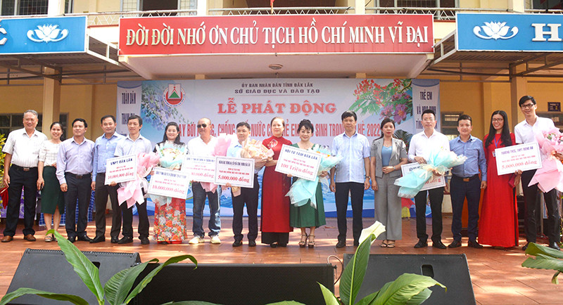 Các đơn vị ủng hộ kinh phí dạy bơi phòng, chống đuối nước và học bổng học bơi cho học sinh. Đắk Lắk phát động dạy bơi phòng, chống đuối nước cho trẻ em trong dịp hè 2022 -0