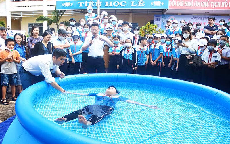 Viện An toàn khoa học Việt Nam tổ chức tập huấn, hướng dẫn kỹ năng tự nổi trên mặt nước để phòng, chống đuối nước trẻ em. 