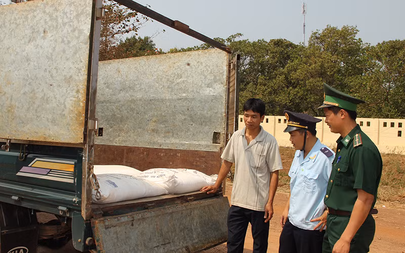 Lực lượng hải quan, biên phòng cửa khẩu Hoàng Diệu (huyện Bù Đốp, Bình Phước) kiểm tra xe tải vận chuyển đường cát từ Cam-pu-chia vào nội địa.