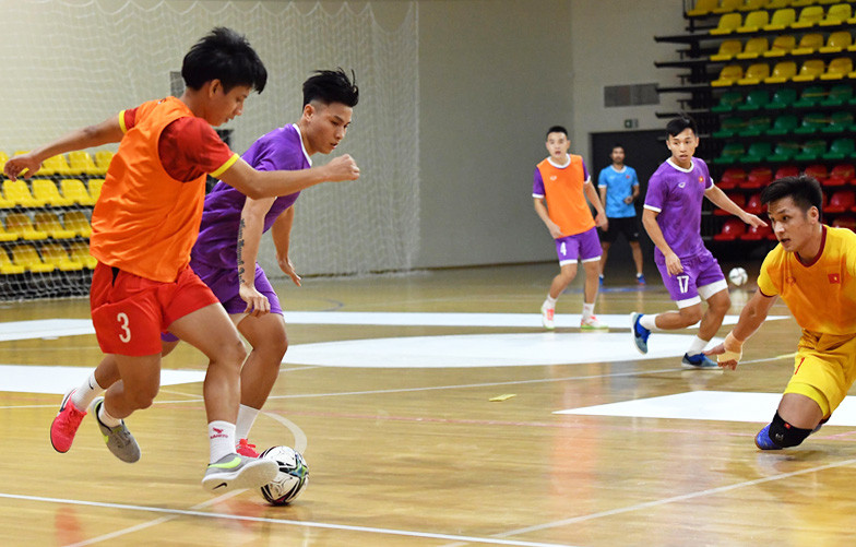 Các tuyển thủ nỗ lực tập luyện. Đội tuyển futsal Việt Nam tích cực tập luyện cho trận mở màn gặp Brazil -0