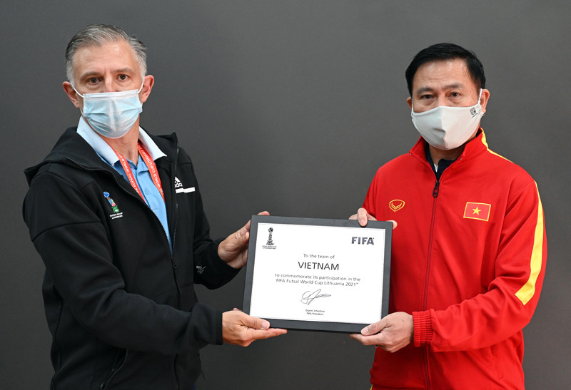 Đại diện FIFA trao bảng danh vị tham dự VCK Futsal World Cup 2021 cho Trưởng đoàn Trần Anh Tú. Đội tuyển futsal Việt Nam tích cực tập luyện cho trận mở màn gặp Brazil -0