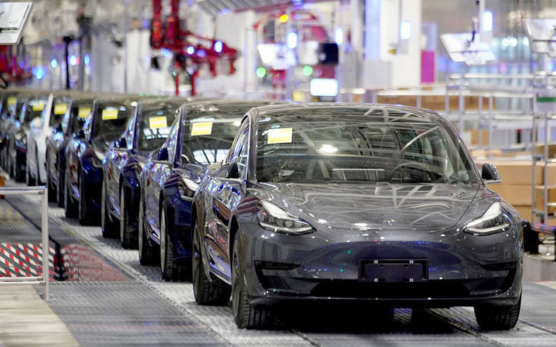 Xe điện Model 3 do Tesla được sản xuất tại Thượng Hải, Trung Quốc. (Ảnh: Reuters) Tesla vượt mức vốn hóa thị trường 1 nghìn tỷ USD và tham vọng dẫn đầu ngành xe điện -0