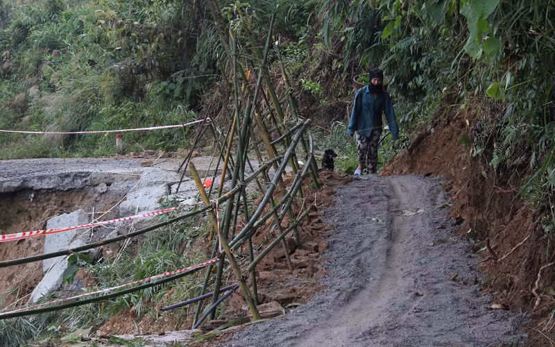 Mưa lũ gây sạt lở nghiêm trọng bờ sông, bờ biển và hạ tầng giao thông tại Quảng Ngãi -0