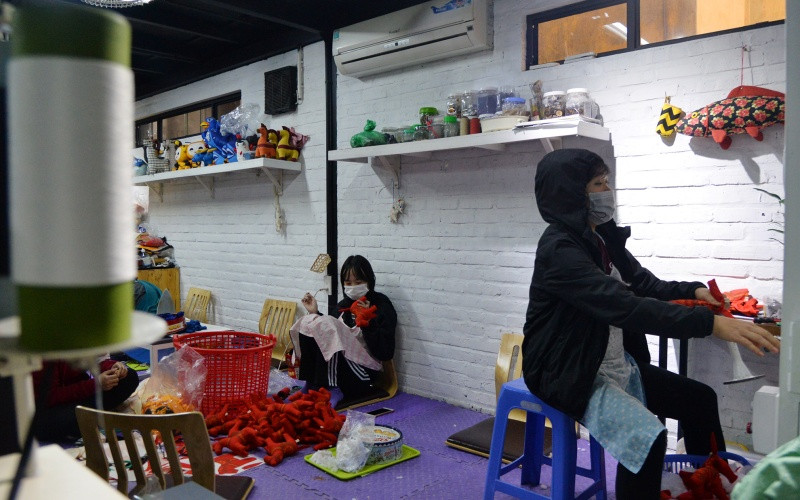 Nhân viên xưởng may đang tiến hành nhồi bông và khâu hoàn thiện sản phẩm theo đơn đặt hàng. Anh_9-1609121825402.jpg