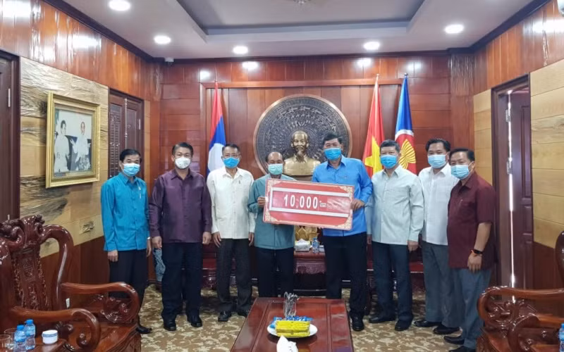 Bí thư, Tỉnh trưởng tỉnh Luang Prabang Khamkhan Chanthavisuk (trái) trao hỗ trợ cho Tổng Lãnh sự Nguyễn Đăng Hùng, ngày 8-6.
