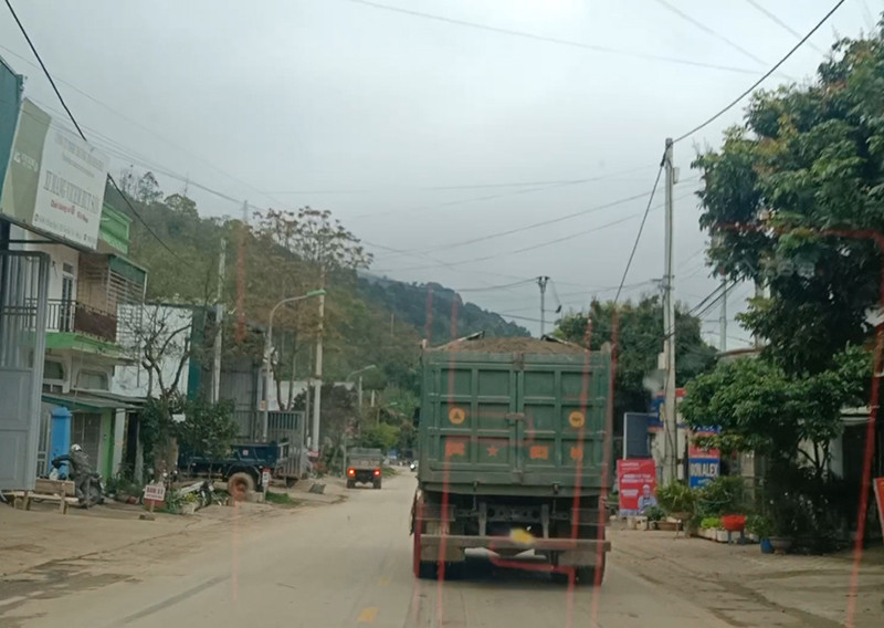Một xe tải chở cát đang di chuyển giữa thị trấn Bắc Yên. Xử lý nghiêm tình trạng khai thác cát trái phép ở Sơn La -0
