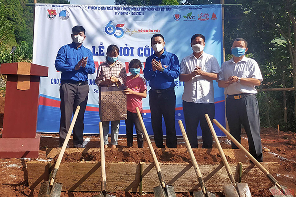 Khởi công “Ngôi nhà hạnh phúc” tặng gia đình hai chị em Lầu Thị Nhung và Lầu Thị Sinh tại xã Mường Giàng (huyện Quỳnh Nhai, tỉnh Sơn La). Khởi công hai “Ngôi nhà hạnh phúc” tặng học sinh dân tộc thiểu số -0