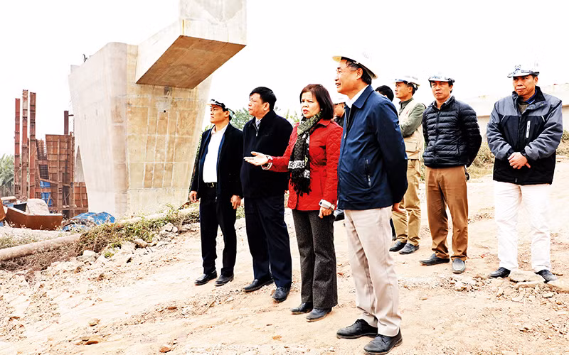 Quan tâm tạo điều kiện cho cán bộ nữ phấn đấu, trưởng thành