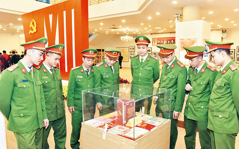 Cán bộ chiến sĩ công an tham quan triển lãm “Đảng ta thật là vĩ đại”. Tạo môi trường, cơ hội để cán bộ trẻ rèn luyện, phấn đấu -0