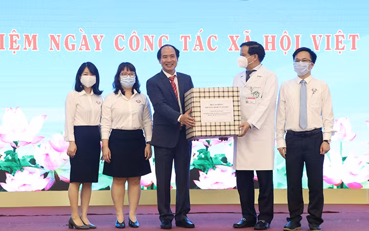 Đại diện Bộ Lao động-Thương binh và Xã hội trao 50 suất quà cho đối tượng có hoàn cảnh khó khăn ở Bệnh viện Bạch Mai (Ảnh: Molisa).