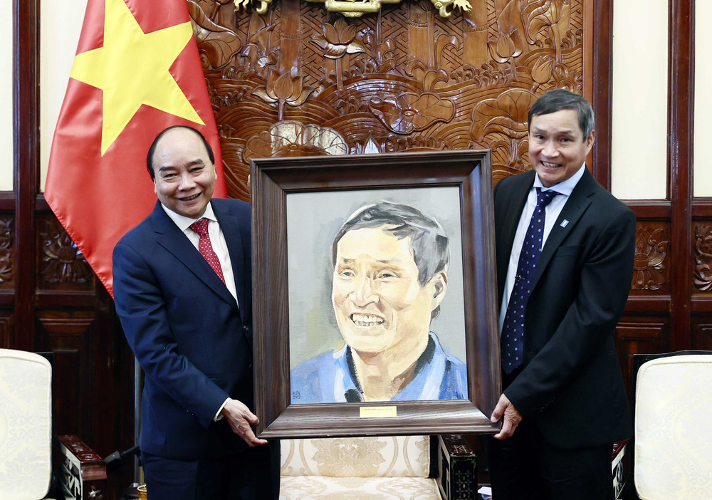Chủ tịch nước Nguyễn Xuân Phúc tặng quà lưu niệm cho Huấn luyện viên bóng đá nữ Mai Đức Chung. Tiếp tục quan tâm, đầu tư phát triển bóng đá nước nhà -0