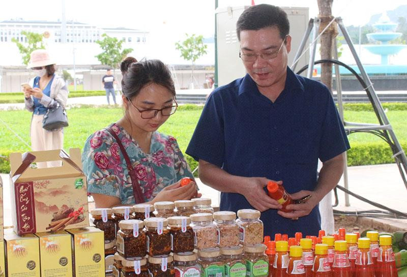 Gian hàng trưng bày với các sản phẩm đặc trưng của tỉnh Lào Cai. Sẵn sàng cho Hội nghị Thủ tướng đối thoại với nông dân -0