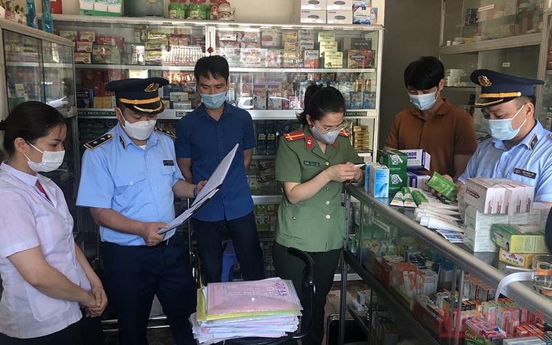 Đội quản lý thị trường số 2 (Cục Quản lý thị trường Lạng Sơn) phối hợp các lực lượng chức năng kiểm tra vật tư y tế, tại các cơ sở kinh doanh.