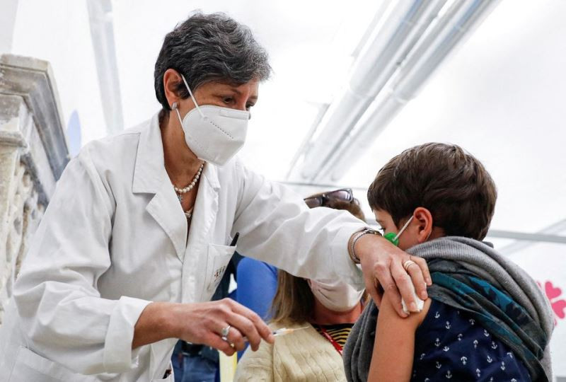 Tiêm vaccine ngừa Covid-19 cho trẻ em tại Bệnh viện Nuovo Regina Margherita, Rome, Italia, ngày 15/12/2021. (Ảnh: Reuters) Số ca nhiễm biến thể Omicron tăng vọt, Anh đối mặt làn sóng lây nhiễm mới -0