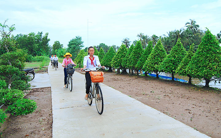 Huyện U Minh có hơn 570 km đường nông thôn, thuận lợi trong đi lại và thúc đẩy giao thương hàng hóa.
