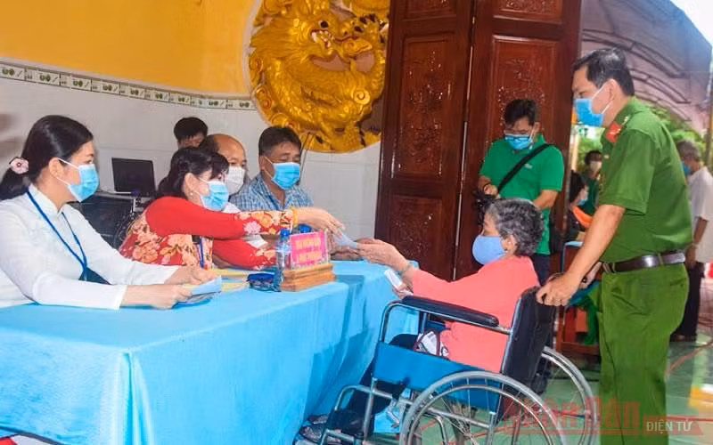 Cử tri ở Đồng Tháp hồ hởi đi bỏ phiếu -0