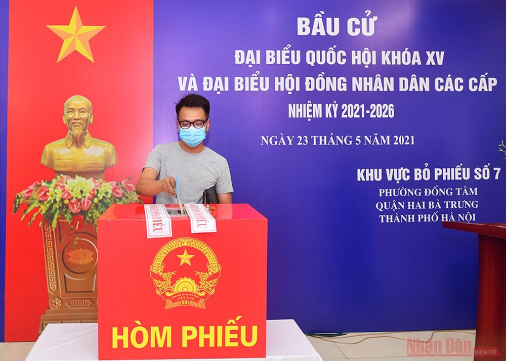 Cử tri bỏ phiếu tại khu vực bỏ phiếu số 7, phường Đồng Tâm, quận Hai Bà Trưng. Ảnh: Thủy Nguyên Người dân Thủ đô trong “Ngày hội non sông” -2