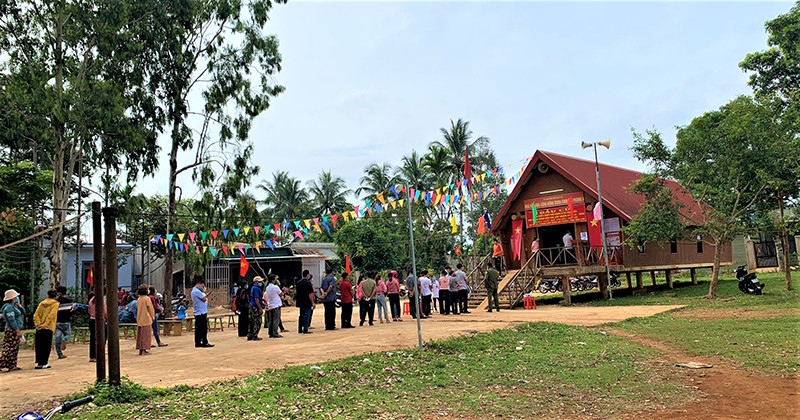 Cử tri các buôn làng ở Đắk Lắk nô nức đi bầu cử. Đồng bào các dân tộc Đắk Lắk nô nức trong Ngày hội non sông -0