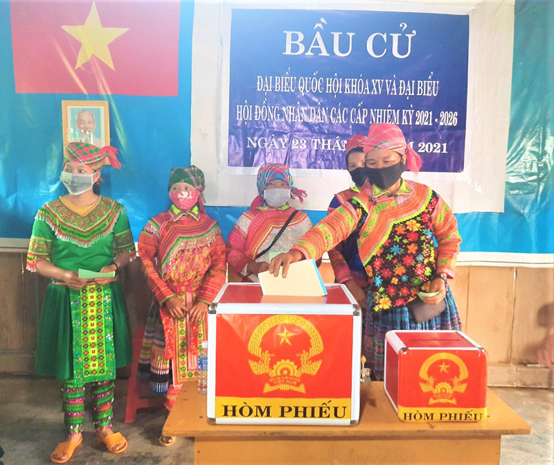 Cử tri là đồng bào dân tộc thiểu số ở xã căn cứ cách mạng Cư Pui, huyện Krông Bông bầu cử thực hiện quyền công dân của mình. Đồng bào các dân tộc Đắk Lắk nô nức trong Ngày hội non sông -0