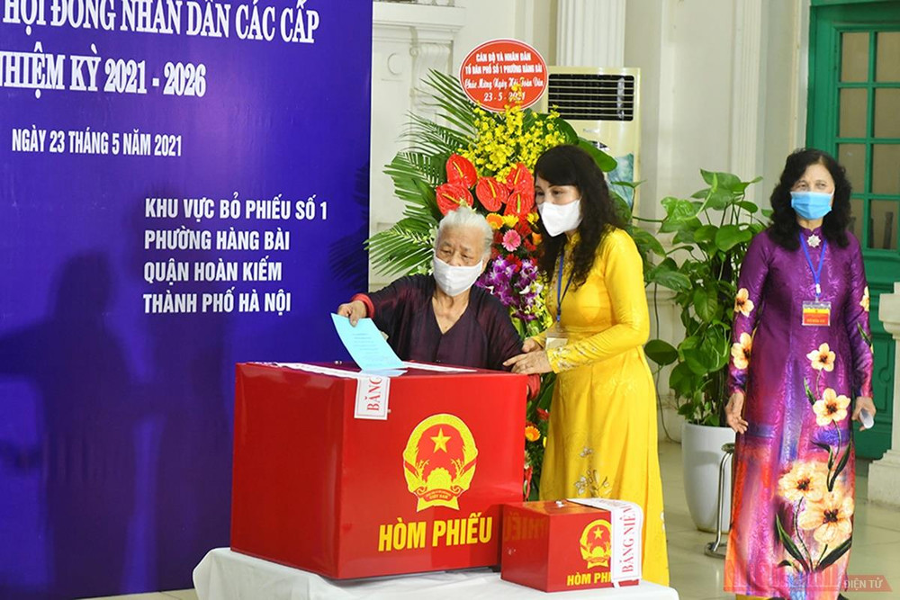 Cán bộ làm nhiệm tại khu vực bỏ phiếu số 1, phường Hàng Bài, quận Hoàn Kiếm giúp người cao tuổi bỏ phiếu bầu cử. Ảnh: Thủy Nguyên Người dân Thủ đô trong “Ngày hội non sông” -0