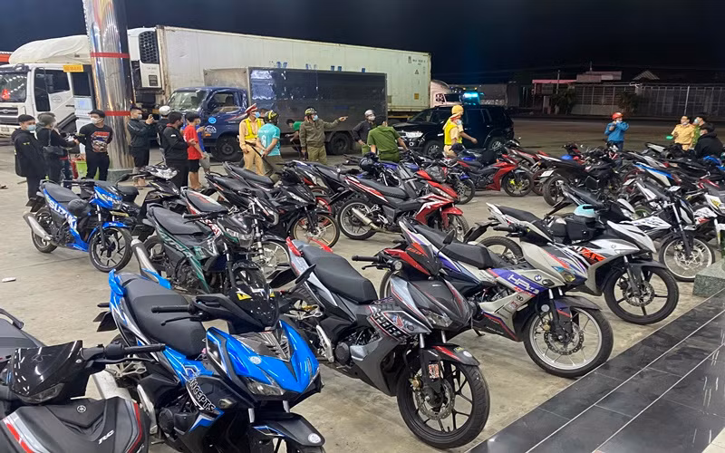 Tất cả các xe tụ tập đua trái phép đều bị lực lượng chức năng tạm giữ.