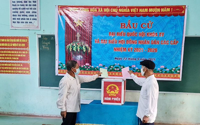 Người dân tộc thiểu số Vân Kiều mới được nhập quốc tịch ở thôn A Dơi Đớ bỏ phiếu bầu cử sáng 23-5.