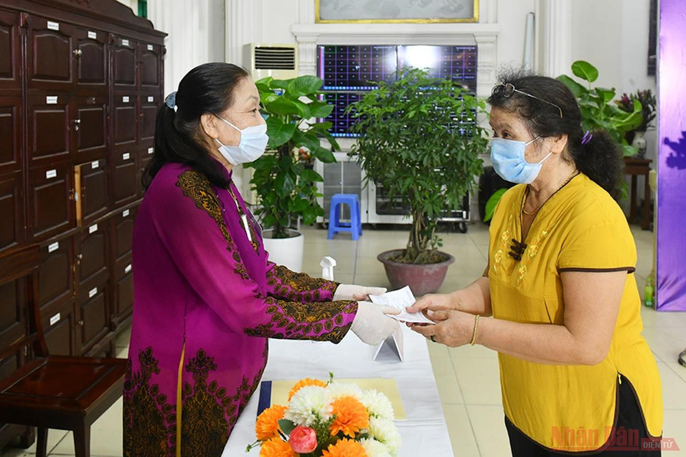 Cử tri nhận phiếu xác nhận sau khi bỏ phiếu tại khu vực bỏ phiếu số 1, phường Hàng Bài, quận Hoàn Kiếm. Ảnh: Thủy Nguyên Người dân Thủ đô trong “Ngày hội non sông” -1