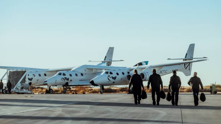 Các phi công của Virgin Galactic đi bộ lên máy bay vũ trụ VSS Unity. Ảnh: Virgin Galactic. Virgin Galactic thực hiện thành công chuyến bay rìa vũ trụ lần thứ ba -0