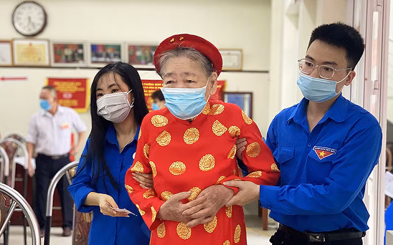 Ngay từ sáng sớm, nhiều tình nguyện viên huyện Bắc Từ Liêm đã có mặt ở các điểm bầu cử, hỗ trợ cử tri cao tuổi bầu cử đại biểu Quốc hội khóa XV và đại biểu HĐND các cấp nhiệm kỳ 2021-2026.