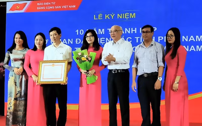 Cán bộ, phóng viên Cơ quan đại diện phía nam báo Điện tử Đảng cộng sản Việt Nam nhận bằng khen từ Ban Tuyên giáo TP Hồ Chí Minh.