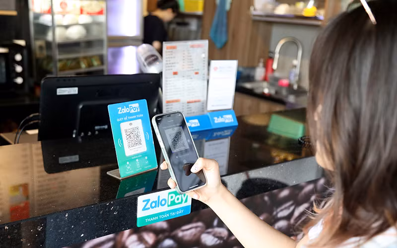 Thanh toán điện tử nhằm bảo đảm an toàn, giãn cách trong bối cảnh dịch Covid-19 diễn biến phức tạp. Ảnh: ÐỨC ANH
