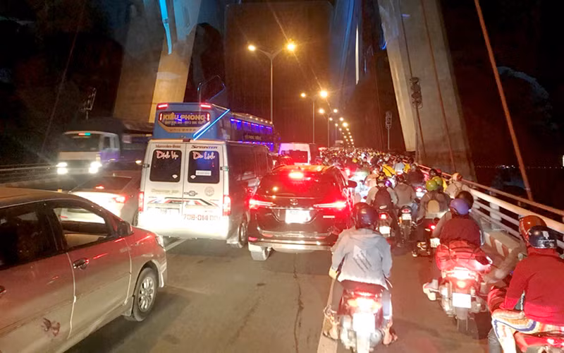 Một số đối tượng thanh thiếu niên đua xe trái phép trên cầu Cần Thơ dịp 30-4 vừa qua.