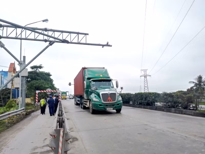 Thanh tra Sở Giao thông vận tải Hải Phòng và Hải Dương phối hợp thực hiện ngăn chặn xe quá tải.