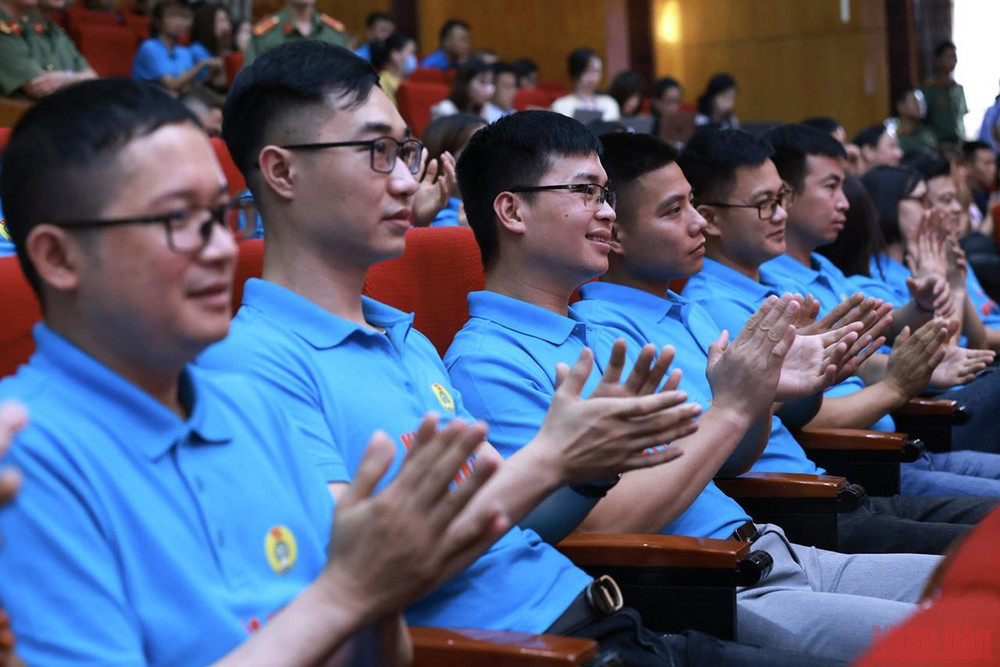 Công nhân lao động tham dự buổi đối thoại vui mừng trước kết luận của Thủ tướng Phạm Minh Chính về vấn đề nhà ở. Nhà ở cho công nhân luôn là vấn đề trăn trở của Đảng, Nhà nước -0
