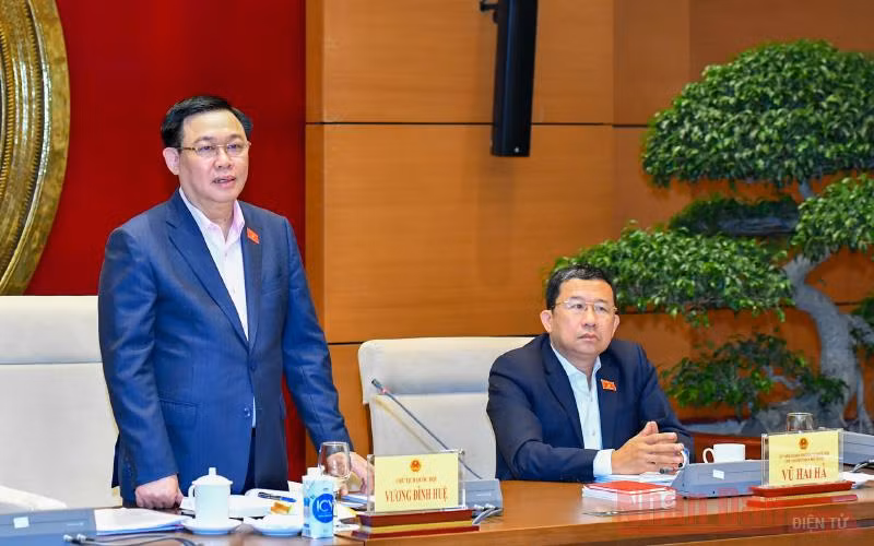 Chủ tịch Quốc hội Vương Đình Huệ phát biểu ý kiến tại buổi làm việc. (Ảnh: Duy Linh)