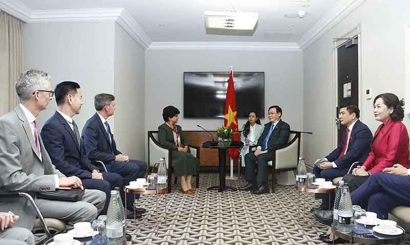 Chủ tịch Quốc hội Vương Đình Huệ tiếp lãnh đạo Tập đoàn bảo hiểm Prudential do bà Shriti Vadera, Chủ tịch Tập đoàn, làm Trưởng đoàn. 