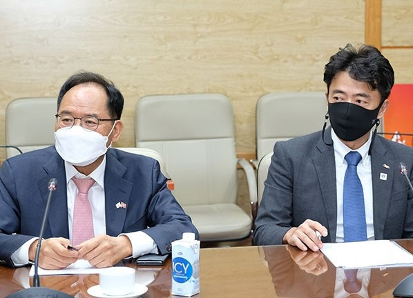 Đại sứ Park Noh Wan (trái) và ông Koh Hong Hwan ,Tổng giám đốc Tập đoàn SK. Việt Nam sẽ hợp tác với Hàn Quốc trong lĩnh vực y tế -0