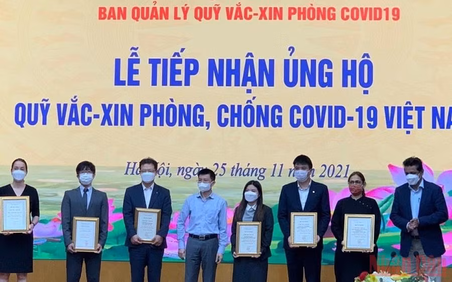 Đại diện Tập đoàn G.A. Consultants Nhật Bản tại Việt Nam ủng hộ 100 nghìn USD cho Quỹ Vaccine phòng, chống Covid-19.